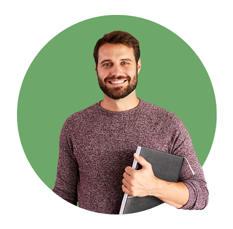 jovem professor sorridente a segurar num caderno preto - imagem representativa de explicações e aulas particulares