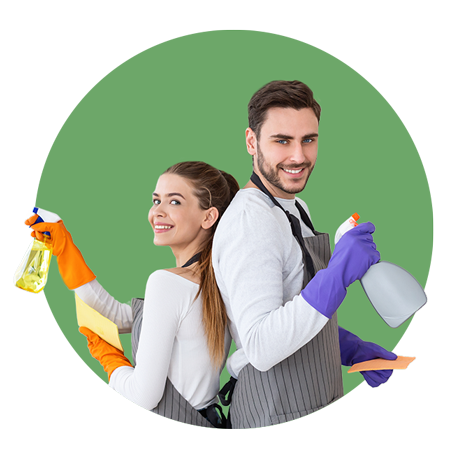 casal alegre a segurar em produtos de limpeza